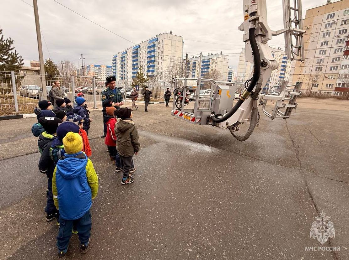 Когда пламя встречает лед: юные хоккеисты в гостях у пожарных Когда пламя встречает лед: юные хоккеисты в гостях у пожарных