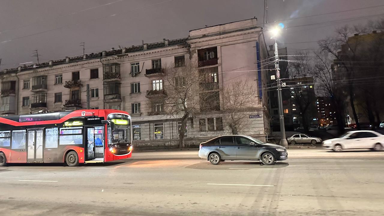 Читатели сообщают, что в Челябинске на Свердловском проспекте у дома №6 произошло ДТП с троллейбусом Читатели сообщают, что в Челябинске на Свердловском проспекте у дома №6 произошло ДТП с троллейбусом