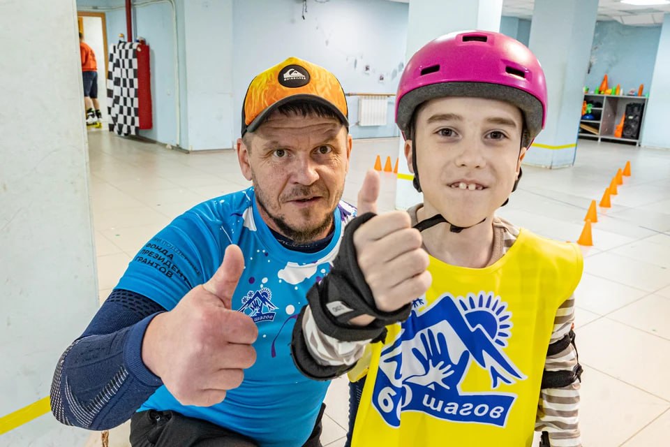 В Челябинске тренер по катанию на роликах помог ребенку встать на ноги