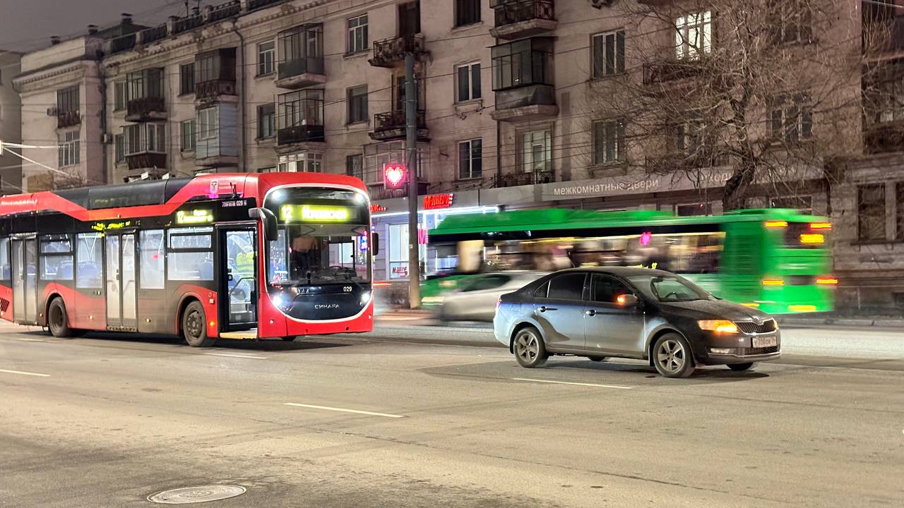 Читатели сообщают, что в Челябинске на Свердловском проспекте у дома №6 произошло ДТП с троллейбусом