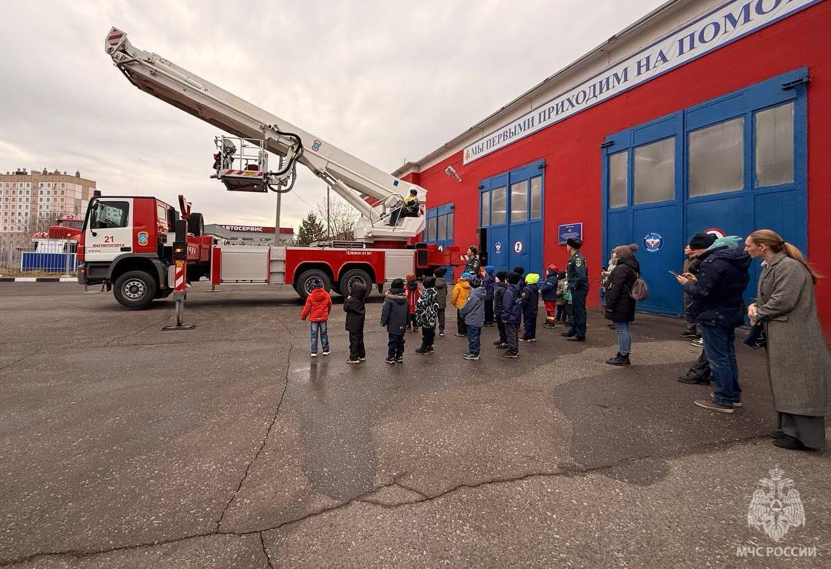 Когда пламя встречает лед: юные хоккеисты в гостях у пожарных Когда пламя встречает лед: юные хоккеисты в гостях у пожарных