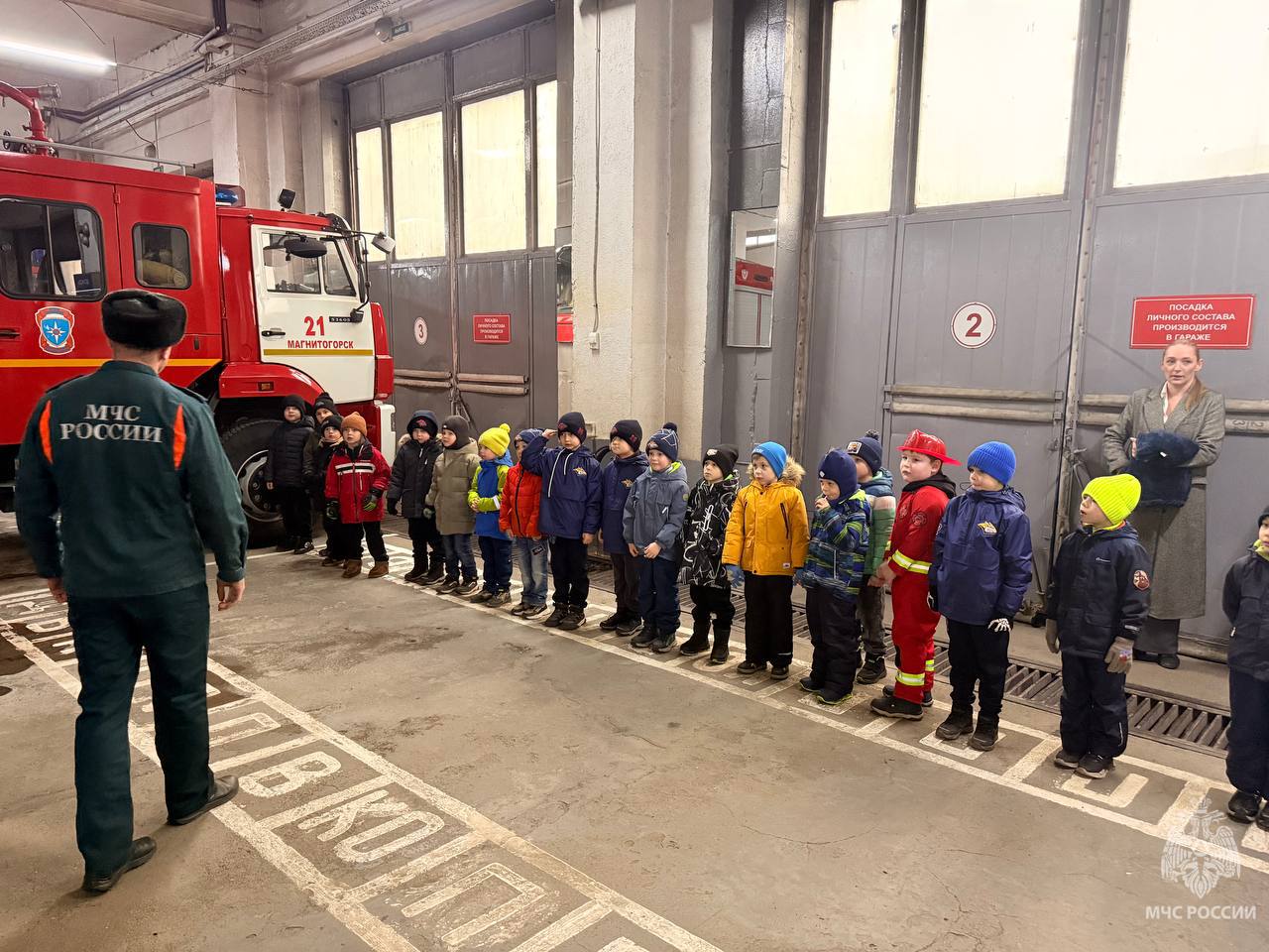 Когда пламя встречает лед: юные хоккеисты в гостях у пожарных Когда пламя встречает лед: юные хоккеисты в гостях у пожарных