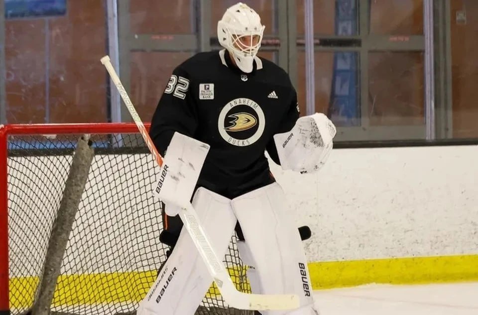 Второй вратарь из столицы Южного Урала: воспитанник челябинского «Трактора» дебютировал в НХЛ за «Анахайм»