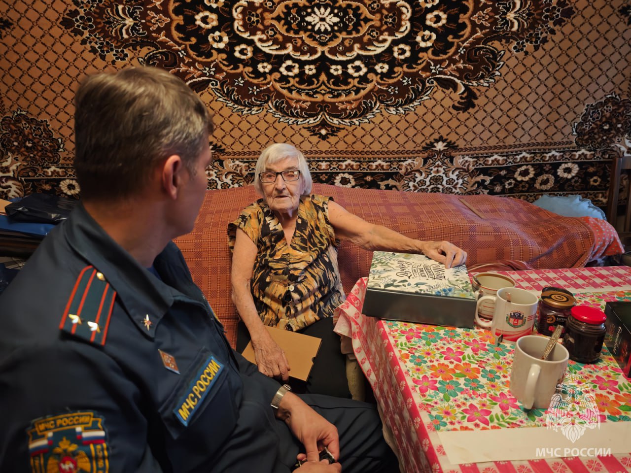 Встречи, которые важны. Сотрудники МЧС России навестили ветерана пожарной охраны Нину Максимовну Чулкову Встречи, которые важны. Сотрудники МЧС России навестили ветерана пожарной охраны Нину Максимовну Чулкову