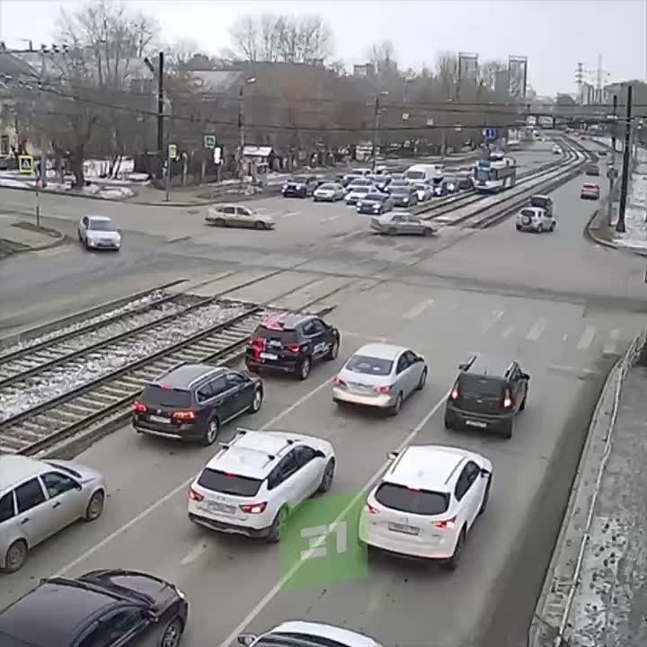 На ЧТЗ трамвай протаранил легковушку