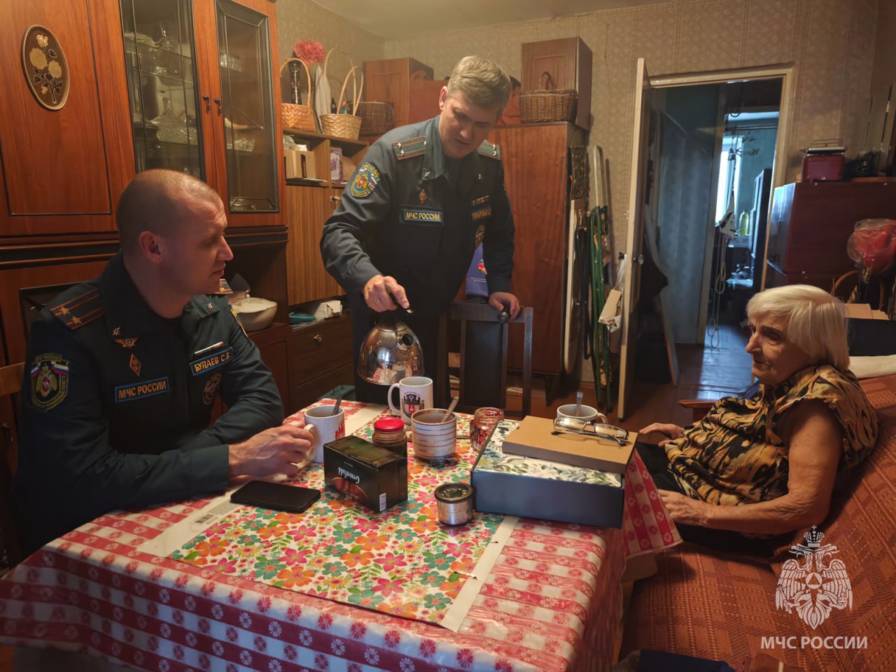 Встречи, которые важны. Сотрудники МЧС России навестили ветерана пожарной охраны Нину Максимовну Чулкову Встречи, которые важны. Сотрудники МЧС России навестили ветерана пожарной охраны Нину Максимовну Чулкову