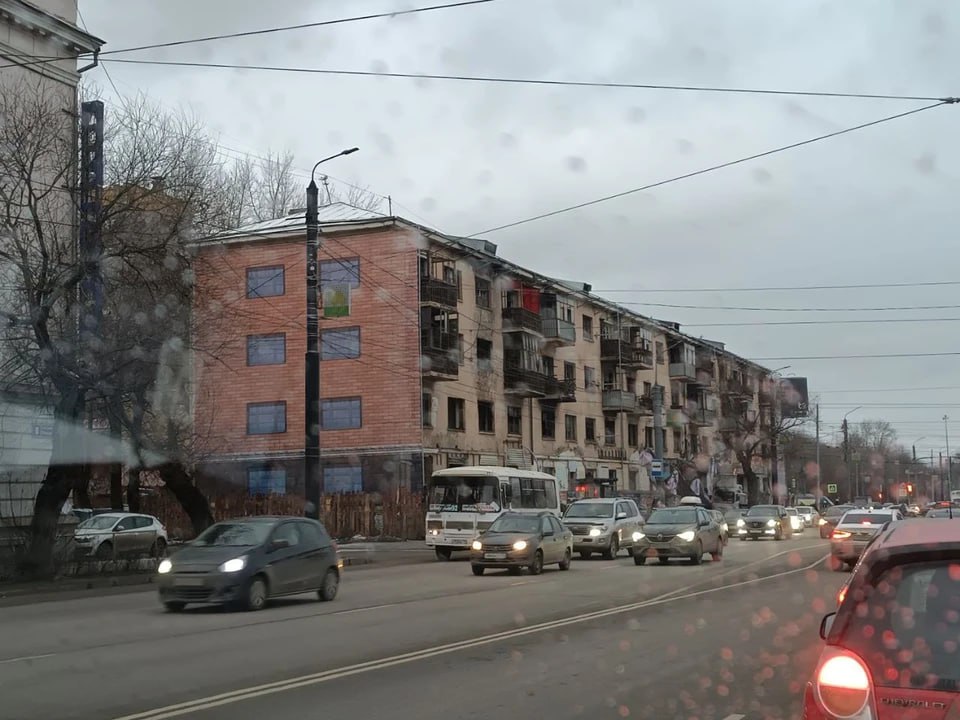 В Челябинске на расселенном аварийном доме №6 по Свердловскому проспекту начались работы по монтажу тканевого фальшфасада с текстурой кирпича