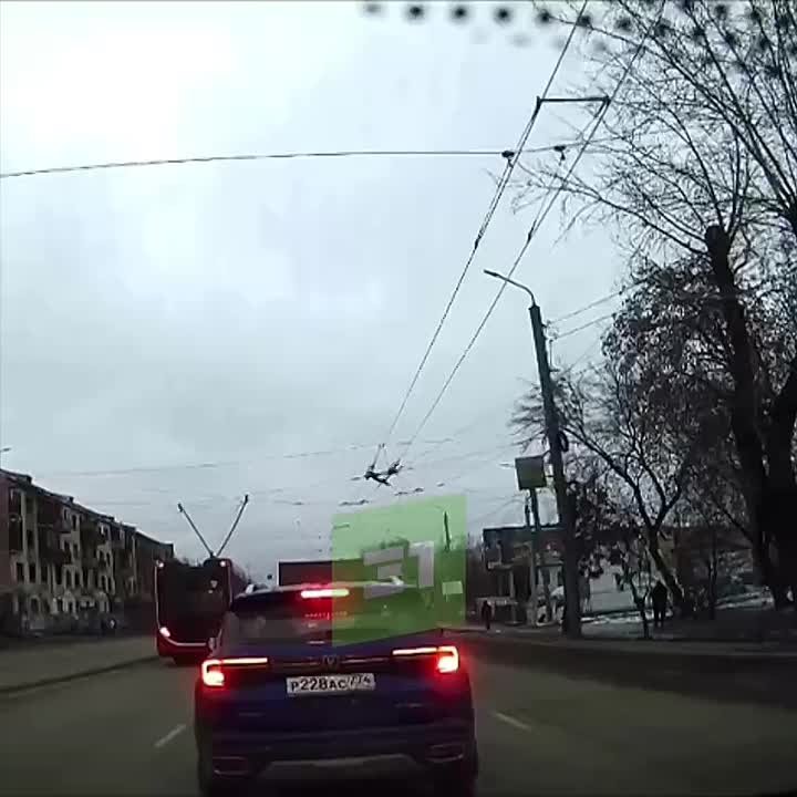 «Башмак» троллейбуса прилетел в лобовое легковушки