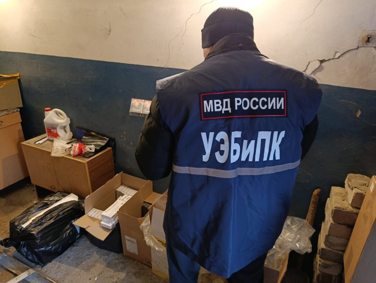 В Челябинске полицейские ГУ МВД региона изъяли немаркированный алкоголь и табак на сумму около 2,5 миллионов рублей В Челябинске полицейские ГУ МВД региона изъяли немаркированный алкоголь и табак на сумму около 2,5 миллионов рублей