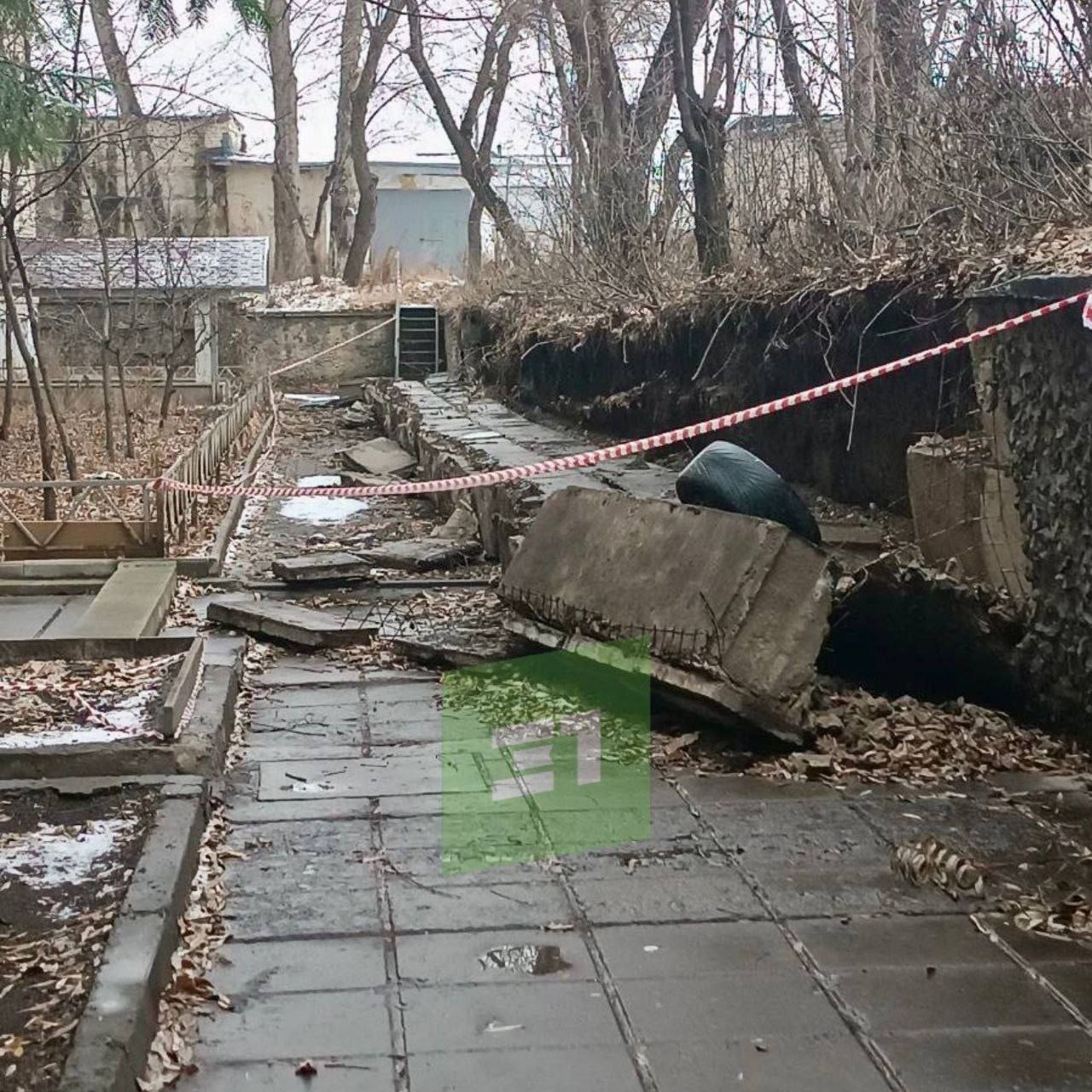 Обвалившуюся стенку возле дома в центре Челябинска будут ремонтировать за счет жильцов