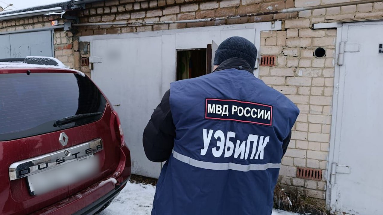 В Челябинске полицейские ГУ МВД региона изъяли немаркированный алкоголь и табак на сумму около 2,5 миллионов рублей