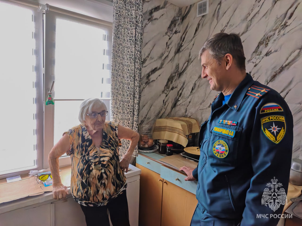 Встречи, которые важны. Сотрудники МЧС России навестили ветерана пожарной охраны Нину Максимовну Чулкову Встречи, которые важны. Сотрудники МЧС России навестили ветерана пожарной охраны Нину Максимовну Чулкову