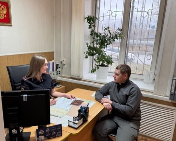 Сотрудники полиции области оказывают приоритетную поддержку участникам специальной военной операции в предоставлении государственных услуг