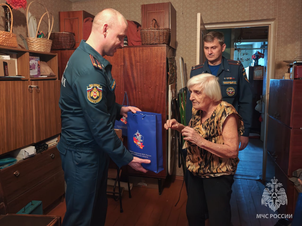 Встречи, которые важны. Сотрудники МЧС России навестили ветерана пожарной охраны Нину Максимовну Чулкову Встречи, которые важны. Сотрудники МЧС России навестили ветерана пожарной охраны Нину Максимовну Чулкову