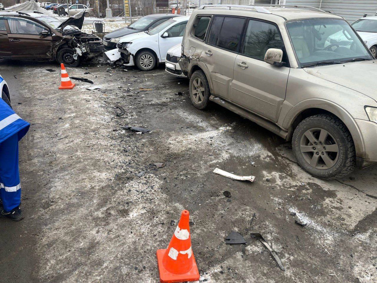 Водитель устроил настоящий бильярд из машин Водитель устроил настоящий бильярд из машин