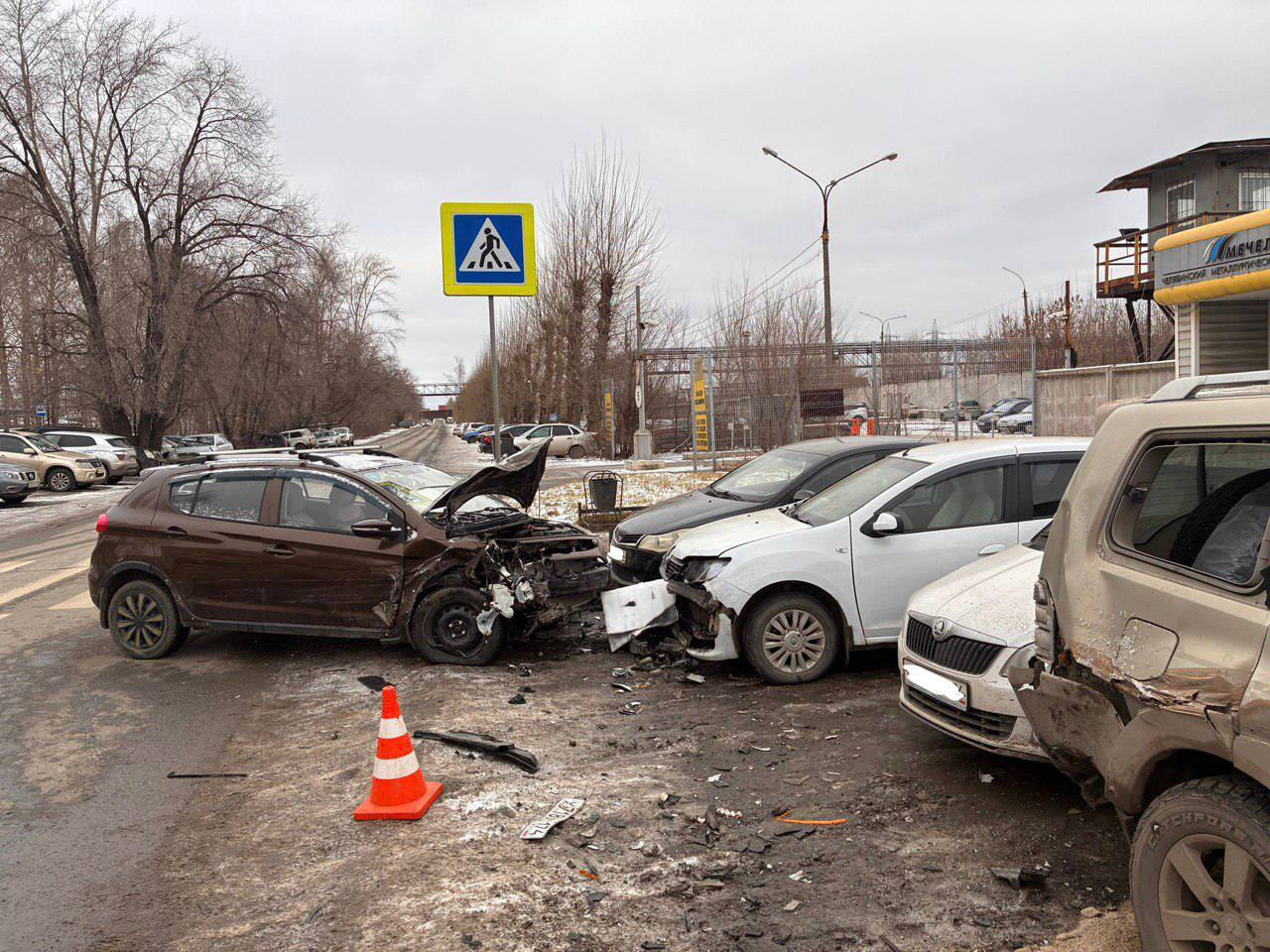 В Челябинске пьяный водитель «Лифана» протаранил 6 машин на парковке