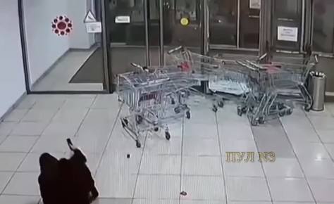 Еще одна фобия во время шопинга: В Челябинске на девушку «напали» тележки для продуктов – они скатились по эскалатору, сбив покупательницу, она отделалась травмами