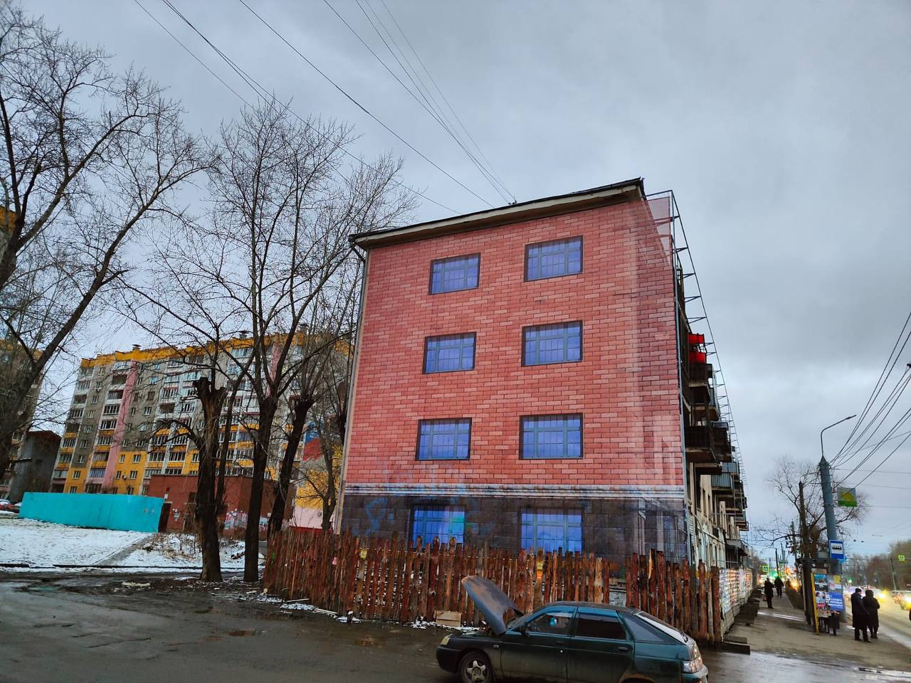 В Челябинске закрывают фальшфасадом аварийный дом на Свердловском проспекте