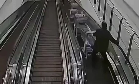 Девушку сбила "гусеница" из тележек в магазине Челябинска