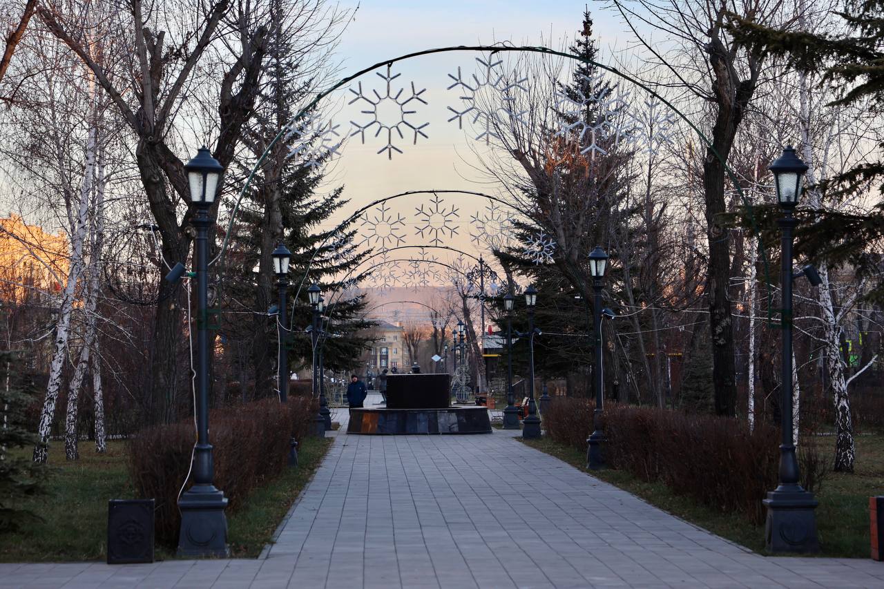 Город погружается в атмосферу новогодней сказки: улицы, скверы и парки наряжают к предстоящим зимним праздникам Город погружается в атмосферу новогодней сказки: улицы, скверы и парки наряжают к предстоящим зимним праздникам