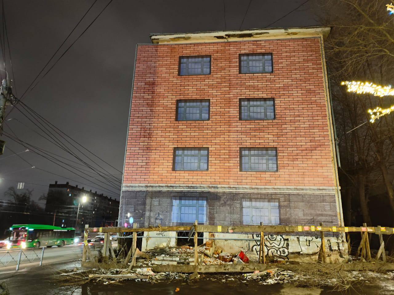 Дом на гостевом маршруте закрывают фальшфасадом Дом на гостевом маршруте закрывают фальшфасадом