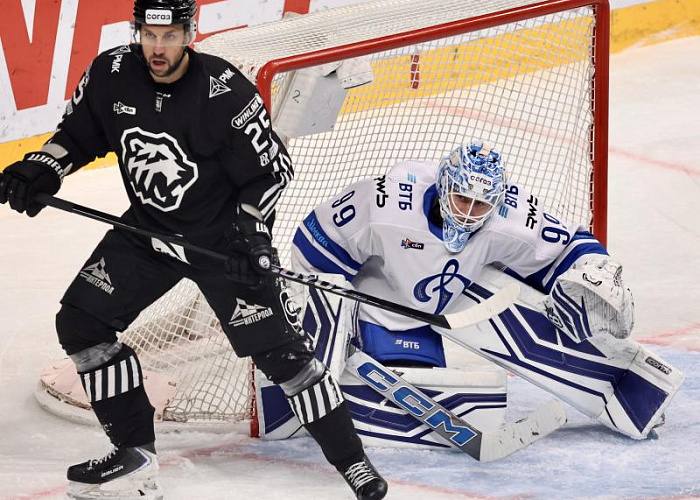 Хоккеисты «Трактора» с разгромным счетом уступили московскому «Динамо»