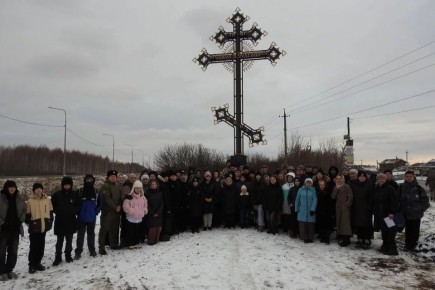 В поселке под Челябинском установили поклонный крест