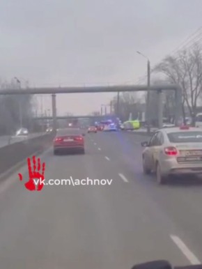 На Копейском шоссе автобус врезался в столб