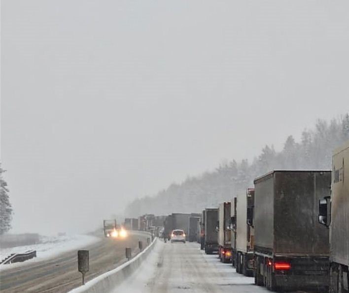 Огромные пробки и смертельная авария: из-за плохой погоды Свердловская область сталкивается с серьезными проблемами на дороге Огромные пробки и смертельная авария: из-за плохой погоды Свердловская область сталкивается с серьезными проблемами на дороге
