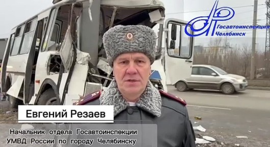 В Челябинске маршрутка врезалась в столб: пострадали четыре человека