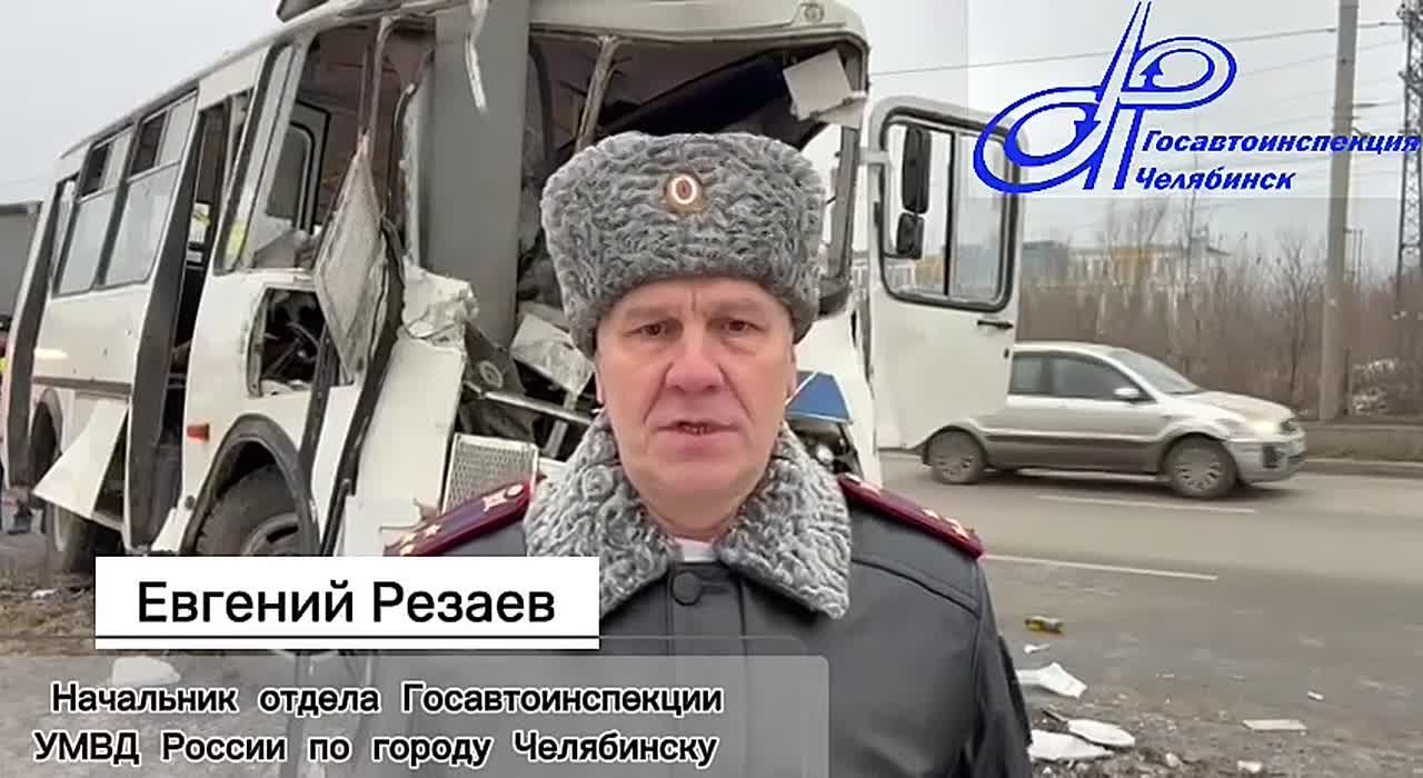 В Челябинске маршрутка врезалась в столб: пострадали четыре человека