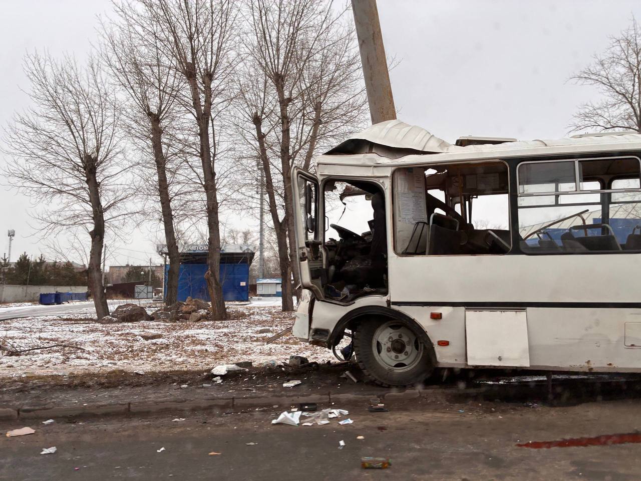 Маршрутный ПАЗ с пассажирами врезался в электроопору в Челябинске Маршрутный ПАЗ с пассажирами врезался в электроопору в Челябинске