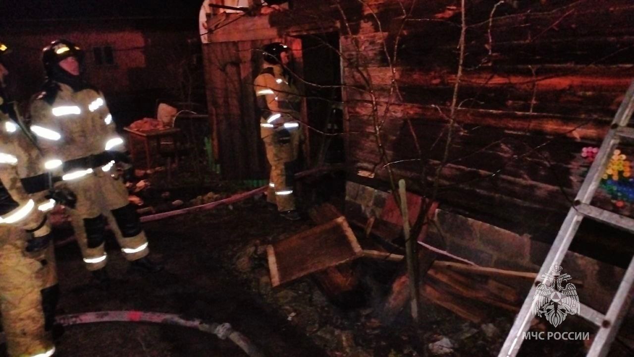 И вновь горела баня... Утром сотрудники МЧС России работали на пожаре в селе Чесма: в частном домовладении на улице Павлова загорелась баня