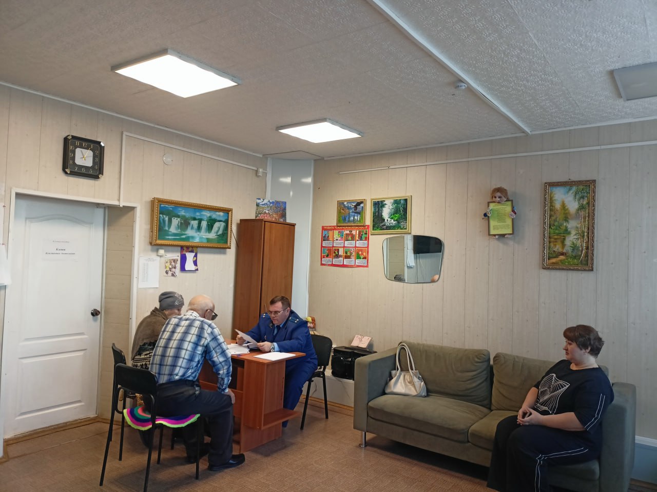 Катав-Ивановский городской прокурор провел личный прием граждан в Комплексном центре социального обслуживания Катав-Ивановский городской прокурор провел личный прием граждан в Комплексном центре социального обслуживания