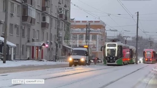 В снежной ловушке сегодня оказались не только автомобилисты, многие из которые застряли в 10-бальных пробках, но и трамваи