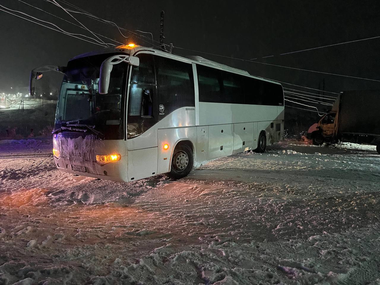 Детская хоккейная команда из Челябинска попала в ДТП в снегопад
