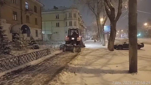 В Челябинске дорожные службы вышли на усиленную уборку из-за снегопада Ночью уборкой города от снега занимались 133 единицы техники и 175 рабочих. Районные администрации дополнительно направили 67 тракторов и около 80...