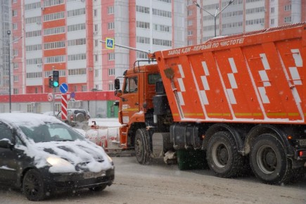 В Челябинске усилили расчистку сугробов в разгар снегопада