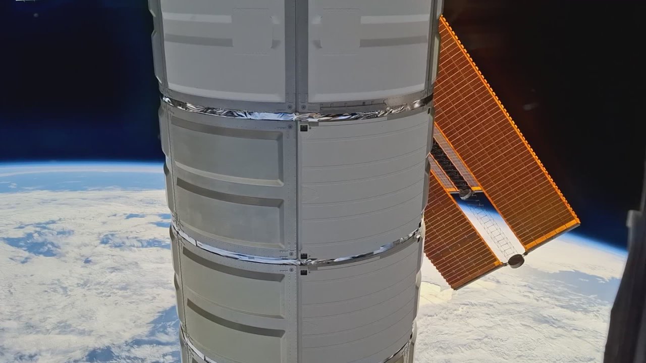 Космонавт из Челябинска снял уникальное превращение МКС в орбитальный порт