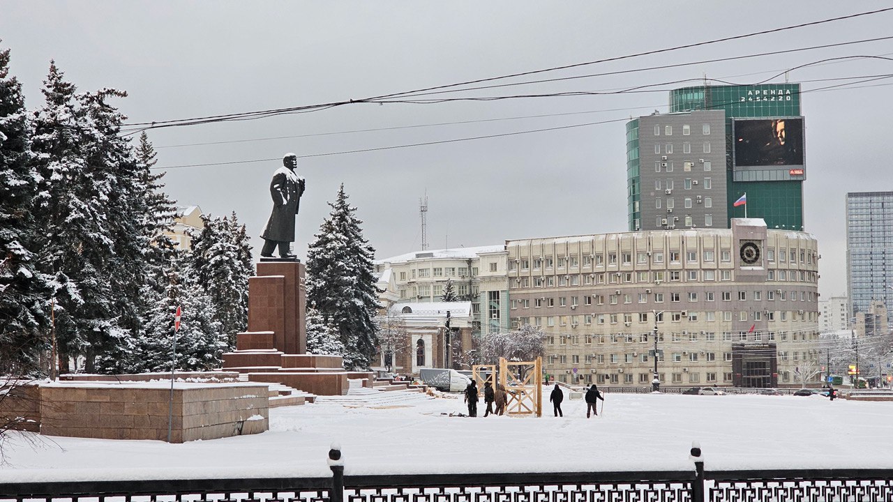 В Челябинске начали возводить горки для новогоднего городка