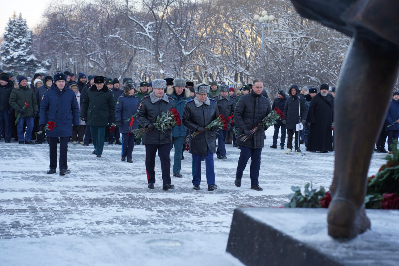 Руководитель ГУ МВД России по Челябинской области Сергей Космачев принял участие в торжественном возложении цветов и венков в память о Героях Отечества