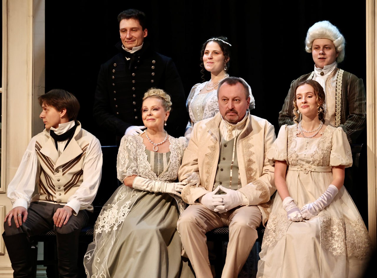 Южноуральцам показали спектакль «Ростовы» о семье из «Войны и мира» Южноуральцам показали спектакль «Ростовы» о семье из «Войны и мира»