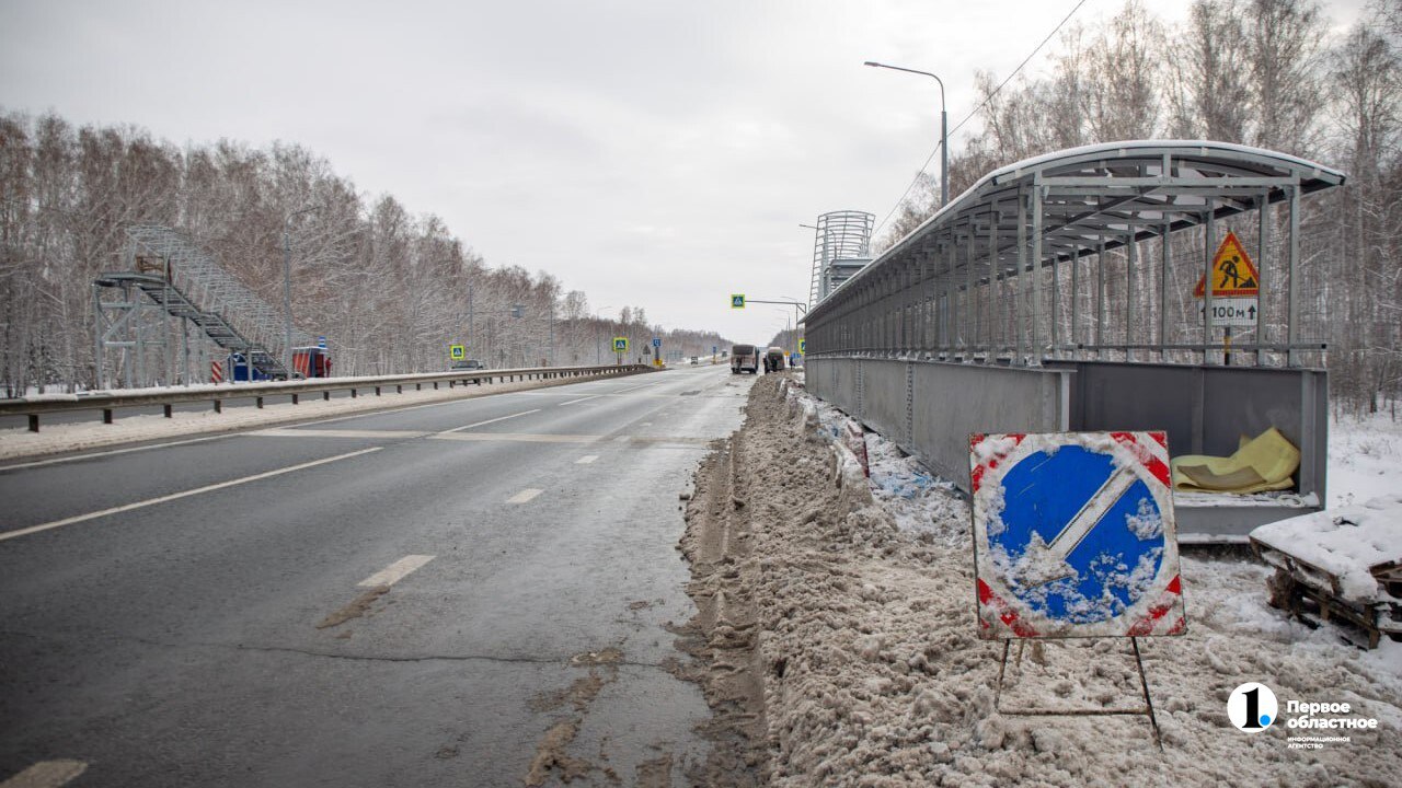 Трассы в Челябинской области покрыли противогололедными материалами