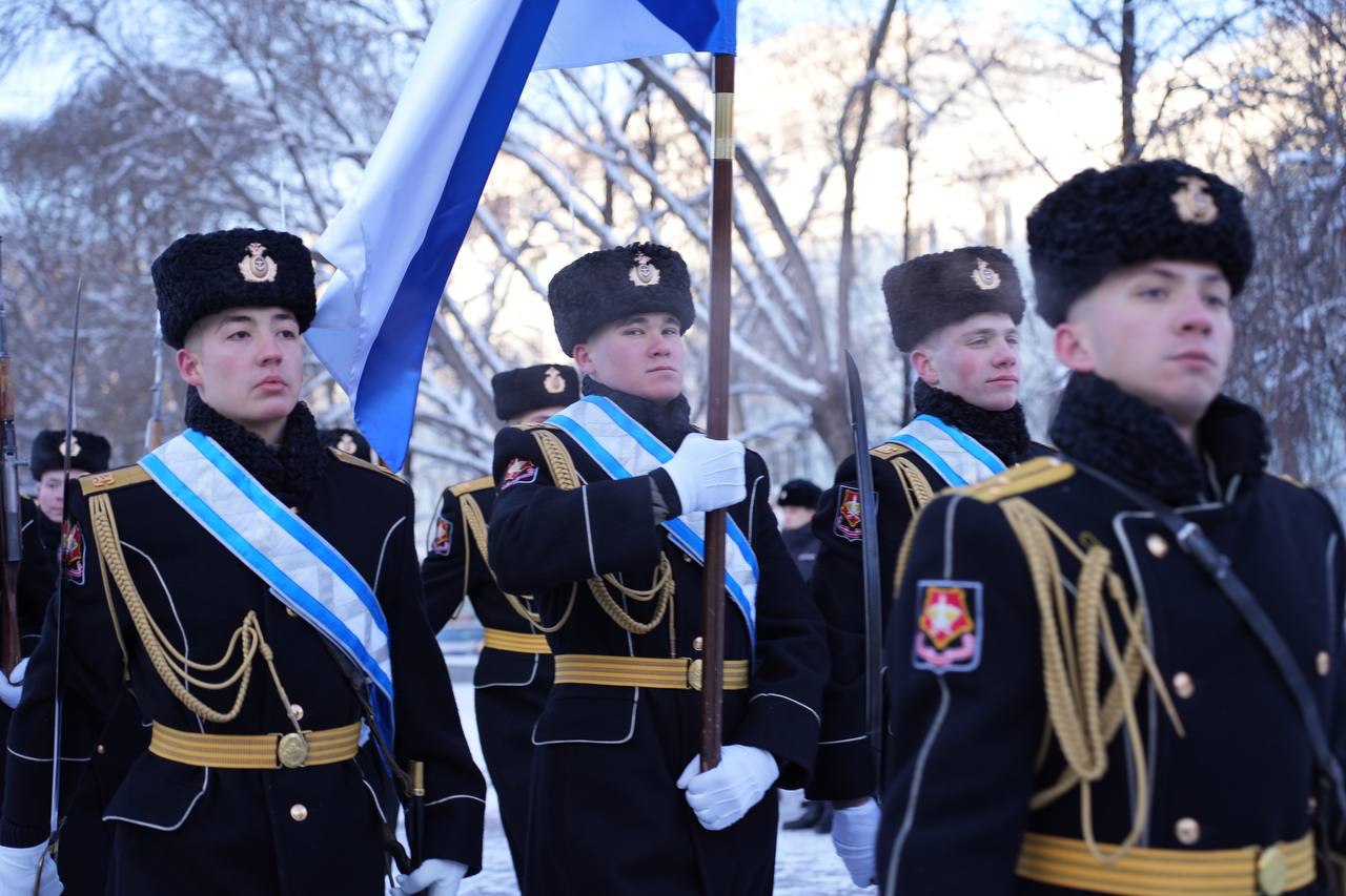 Память Героев Отечества в Челябинске почтили возложением цветов Память Героев Отечества в Челябинске почтили возложением цветов