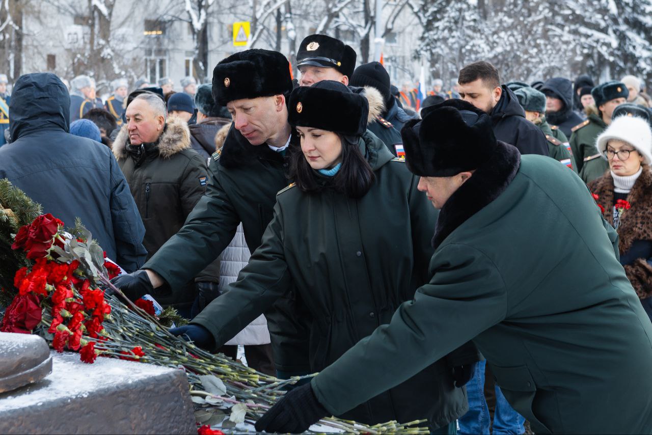 В Челябинске почтили память Героев Отечества В Челябинске почтили память Героев Отечества