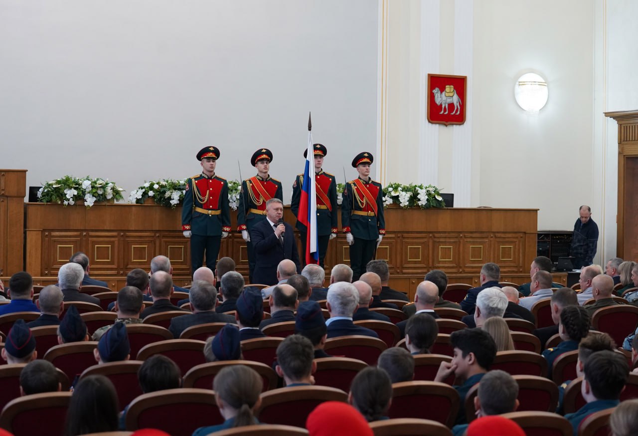 В День Героев Отечества по инициативе представителя Общественного совета при областном главке Антона Николаева состоялась торжественная церемония передачи копий боевых знамен В День Героев Отечества по инициативе представителя Общественного совета при областном главке Антона Николаева состоялась торжественная церемония передачи копий боевых знамен