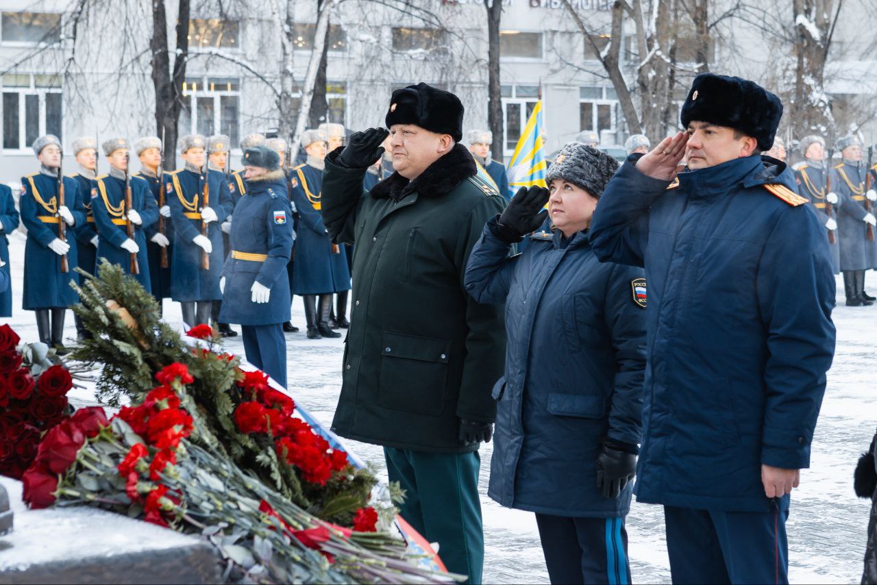 В Челябинске почтили память Героев Отечества В Челябинске почтили память Героев Отечества