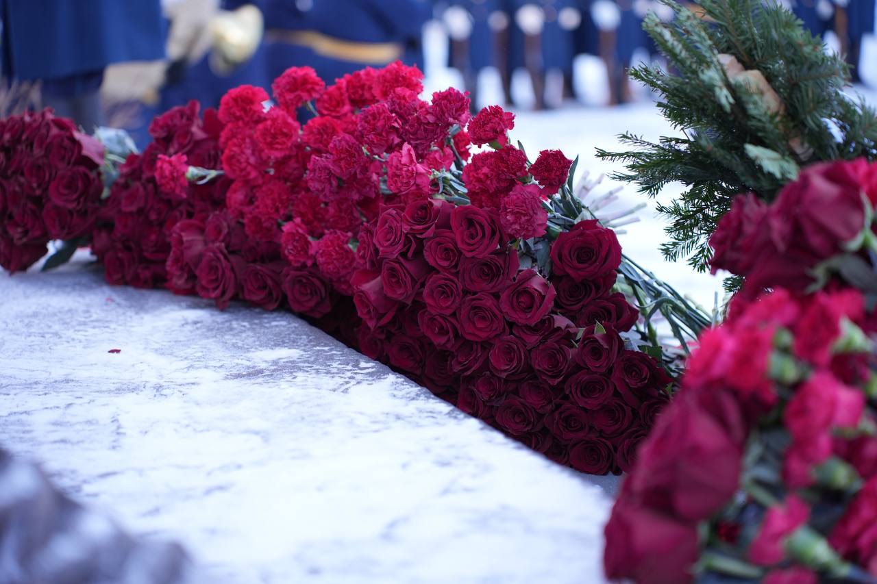 Память Героев Отечества в Челябинске почтили возложением цветов Память Героев Отечества в Челябинске почтили возложением цветов