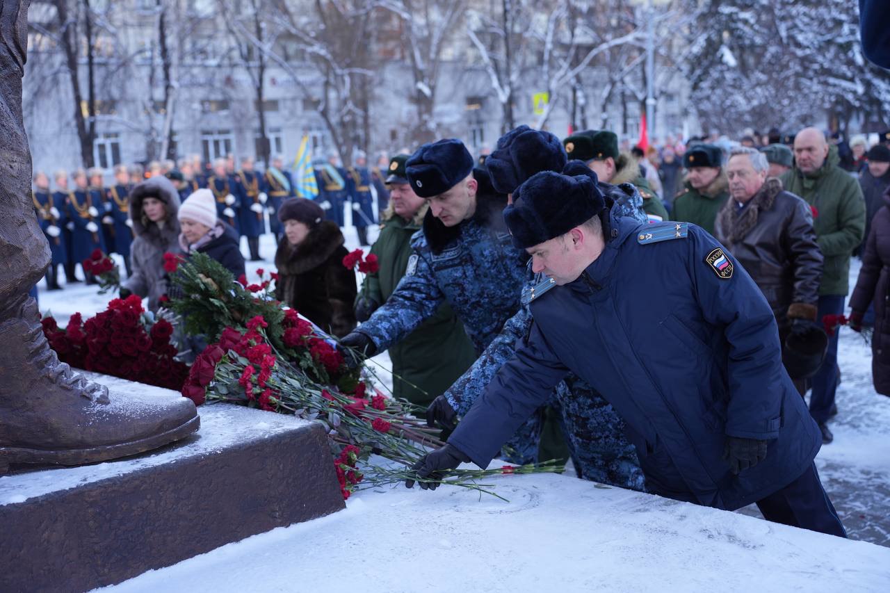 Память Героев Отечества в Челябинске почтили возложением цветов Память Героев Отечества в Челябинске почтили возложением цветов