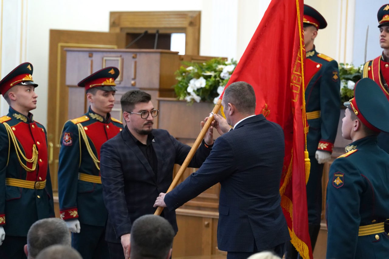 В День Героев Отечества по инициативе представителя Общественного совета при областном главке Антона Николаева состоялась торжественная церемония передачи копий боевых знамен В День Героев Отечества по инициативе представителя Общественного совета при областном главке Антона Николаева состоялась торжественная церемония передачи копий боевых знамен